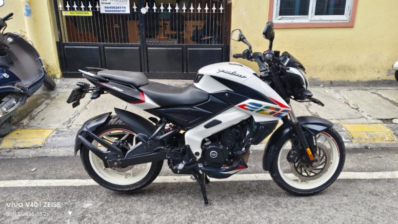 2021-bajaj-ns-200-showroom-condition-auto-world-btm-big-3